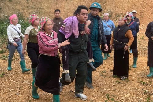 Công an xã Khoen On băng rừng xuyên đêm, kịp thời cứu người dân gặp nạn nguy kịch