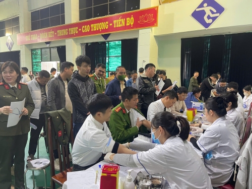 Cán bộ chiến sĩ tham gia khám sức khỏe