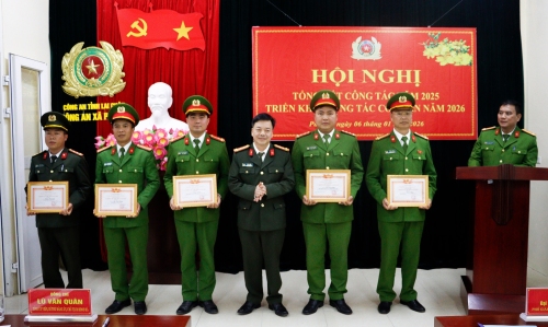 Đại tá Sùng A Súa - Phó Bí thư Đảng ủy, Phó Giám đốc Công an tỉnh trao tặng danh hiệu Chiến sĩ thi đua cơ sở cho các cá nhân có thành tích xuất sắc