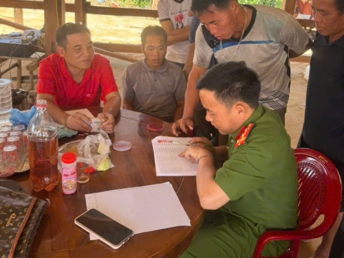 Công an xã Bum Tở bảo đảm an ninh, trật tự trong chi trả quà của Đảng và Nhà nước cho các đối tượng chính sách