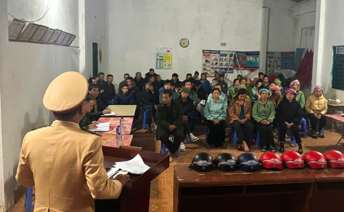 Đội Cảnh sát giao thông đường bộ số 1, Phòng CSGT Công an tỉnh phối hợp tổ chức tuyên truyền cho bà con Nhân dân.