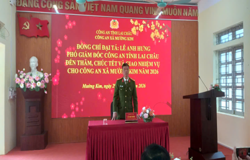 Đ/c Đại tá Lê Anh Hưng- Phó Giám đốc Công an tỉnh chúc tết Công an xã