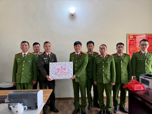 Đồng chí Đại tá Khoàng Văn Thương – Phó Giám đốc Công an tỉnh thăm, chúc Tết CBCS Công an xã Pa Ủ