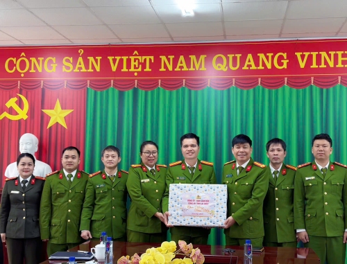 Đại tá Khoàng Văn Thương - Phó Giám đốc Công an tỉnh tặng quà, chúc Tết.
