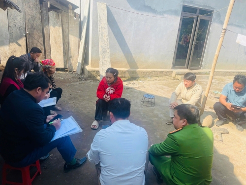 Cảnh Công an xã Khun Há phối hợp cùng đại diện các ban ngành, đoàn thể xã trực tiếp xuống địa bàn, gặp gỡ và tuyên truyền, giáo dục pháp luật cho các em trong độ tuổi vị thành niên có nguy cơ tảo hôn.