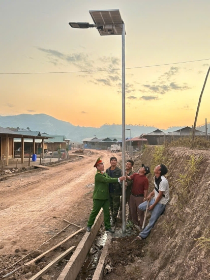 Người dân vui mừng, phấn khởi khi được lắp đèn đường năng lượng mặt trời