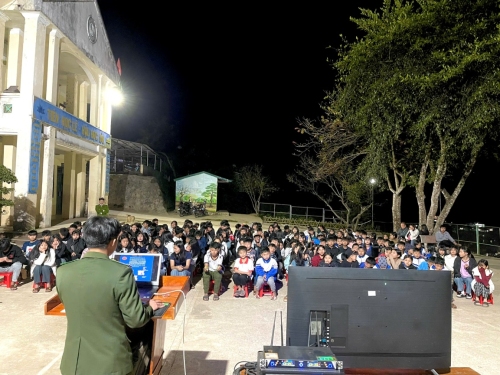 Công an xã tuyên truyền về tội phạm mạng