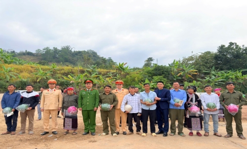 Đội Cảnh sát đường thủy tuyên truyền pháp luật tại bến đò Nậm Tăm