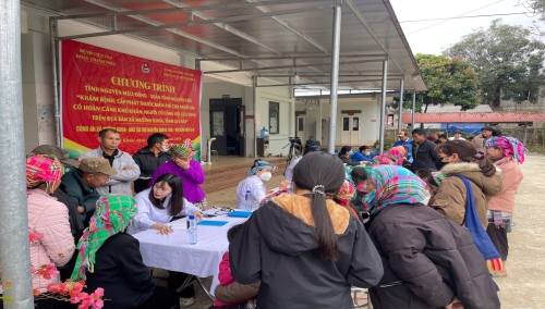Mường Khoa: Khám, cấp thuốc miễn phí cho các gia đình có hoàn cảnh khó khăn, gia đình chính sách tại xã Mường Khoa.