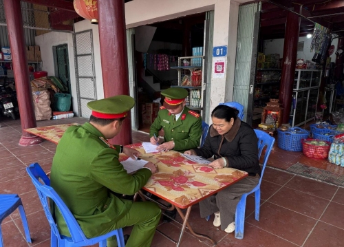 Tổ Công an tác tiến hành tuyên truyền, hướng dẫn hộ dân, ký cam kết