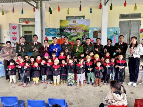 Đoàn thiện nguyện chụp ảnh lưu niệm cùng Nhà trường