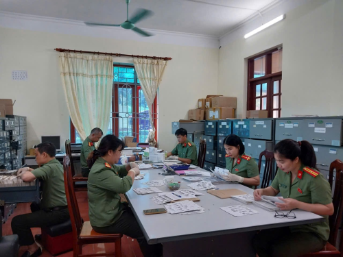 Cán bộ thực hiện sắp xếp, bổ sung tài liệu vào kho lưu trữ tàng thư