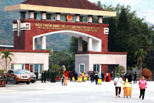 Các tiểu thương nhập hàng tiêu dùng qua Cửa khẩu Ma Lù Thàng, tỉnh Lai Châu