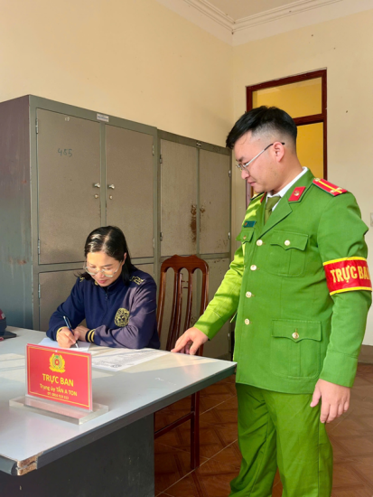 Cán bộ trực ban Công an xã Bình Lư hướng dẫn công dân cung cấp thông tin sự việc