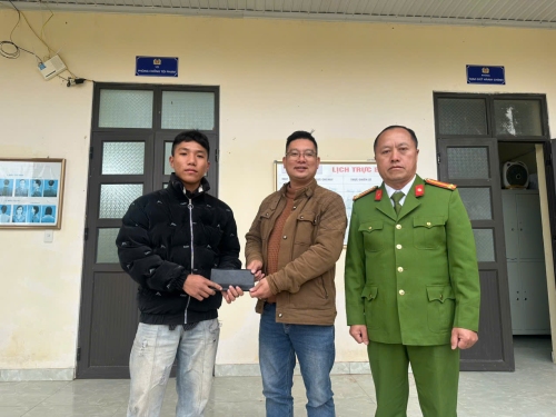 Anh Vàng Vàng Sen (áo đen) trao lại tài sản cho người đánh rơi