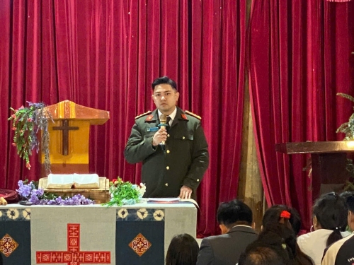 Cán bộ phòng QLXNC tuyên truyền đến người dân bản Sin Suối Hồ