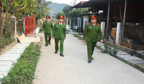 Công an xã Mường Mô tuyên truyền, tuần tra bảo vệ từ xa Đại hội XIV của Đảng.