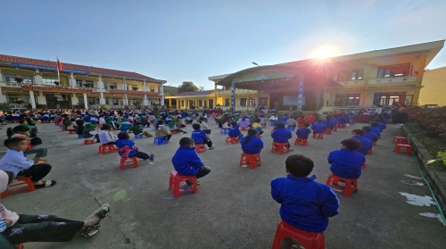 Cán bộ tuyên giới thiệu về công tác PCCC và CNCH tại nhà trường