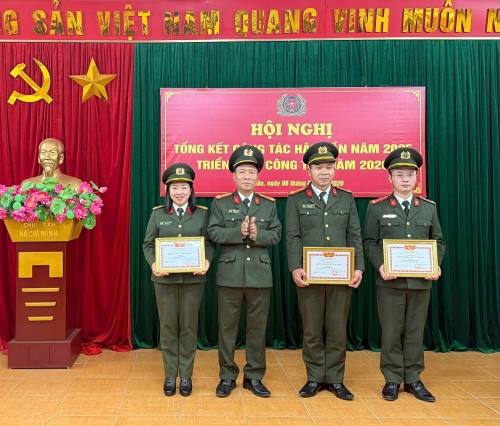 Thượng tá Phạm Văn Tuấn - Trưởng phòng Hậu cần trao danh hiệu Đơn vị Quyết thắng năm 2025 cho các tập thể