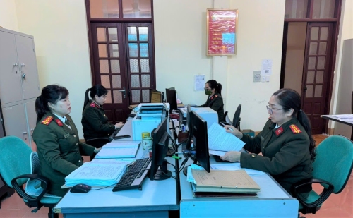 Cán bộ Phòng Hồ sơ miệt mài với nhiệm vụ được giao