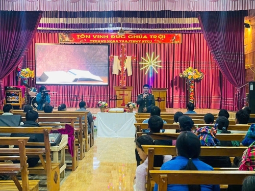 Công an xã tuyên truyền cho bà con tại nhà cầu nguyện của một Bản trên địa bàn