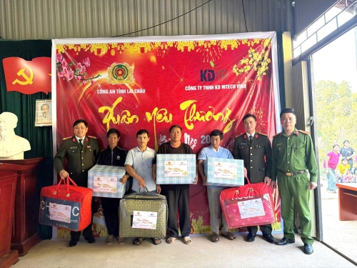 Trao tặng quà Tết cho các gia đình có hoàn cảnh khó khăn