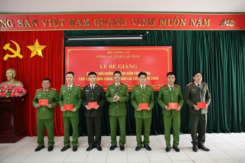 99 học viên đủ điều kiện được cấp chứng chỉ hoàn thành chương trình