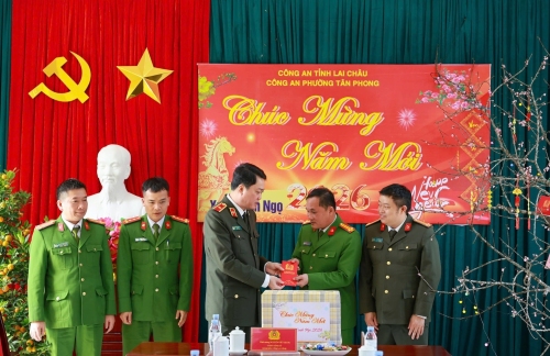 Thiếu tướng Nguyễn Viết Giang trao quà chúc Tết cán bộ, chiến sĩ các đơn vị