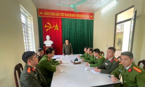 Đại tá Tao Văn Trường - Phó Giám đốc Công an tỉnh thăm, chúc Tết Công an xã Khổng Lào