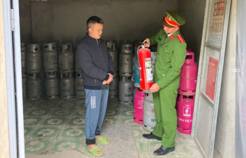 Cán bộ Phòng Cảnh sát PCCC và CNCH hướng dẫn cách sử dụng phương tiện bình chữa cháy và cách xử lý khi có sự cố cháy, nổ tại cơ sở kinh doanh gas trên địa bàn tỉnh Lai Châu