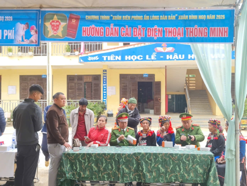 Cán bộ, chiến sỹ Cảnh sát khu vực, Công an xã Mù Cả, cài đặt tài khoản VneID và hướng dẫn bà con cách sử dụng các ứng dụng