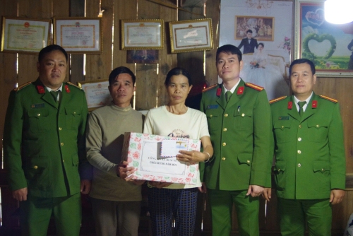 Công an xã Bum Nưa: Thăm và tặng quà gia đình chính sách dịp Tết Bính Ngọ 2026