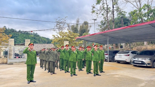 Tập thể Chỉ huy, CBCS Công an xã Pắc Ta thực hiện nghi thức chào cờ đầu tháng.