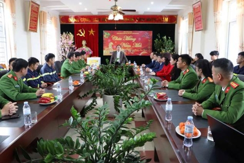 Đồng chí Phó Chủ tịch Thường trực UBND tỉnh Tống Thanh Hải phát biểu, chỉ đạo và chúc Tết đơn vị