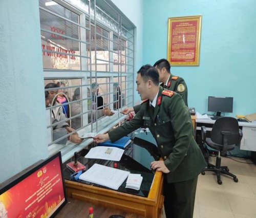 CBCS Phòng Quản lý XNC tận tình hướng dẫn người dân kê khai thông tin cấp giấy thông hành