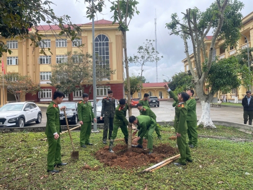 Công an xã Tân Uyên hưởng ứng phong trào “Tết trồng cây” xuân Bính Ngọ 2026