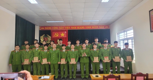 Tập thể Lãnh đạo Phòng Cảnh sát PCCC và CNCH tặng quà động viên các chiến sĩ nghĩa vụ xuất ngũ năm 2026