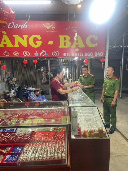 Phòng Kỹ thuật hình sự phối hợp, tuyên truyền tại cửa hàng kinh doanh vàng, bạc