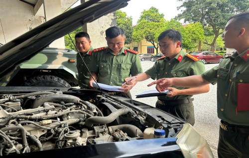 Cán bộ đội xe phối hợp kiểm tra định kỳ