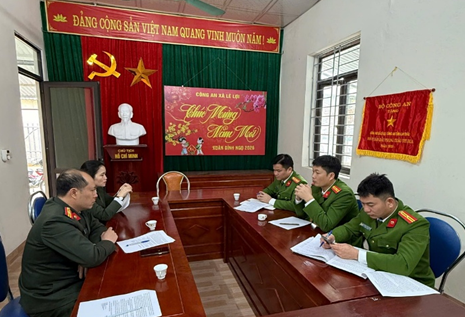 Lãnh đạo Công an xã báo cáo tình hình địa bàn