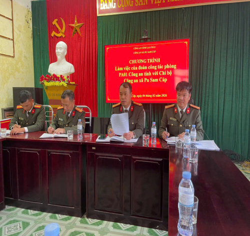 Đoàn công tác phòng An ninh đối ngoại làm việc với công an xã Pu Sam cáp