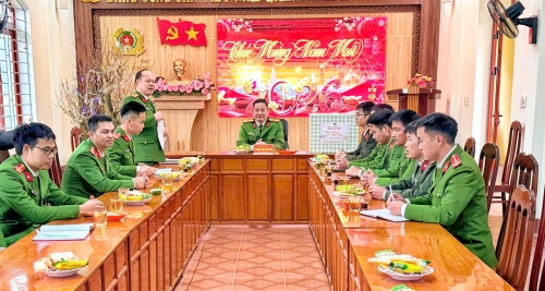 Đ/c Trung tá Cầm Văn Thắng - Trưởng Công an xã Bình Lư báo cáo tình hình ANTT