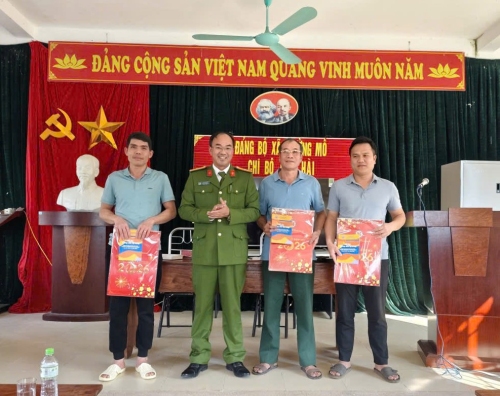 Lãnh đạo Công an xã tặng quả, chúc tết nhân dân tại buổi tuyên truyền
