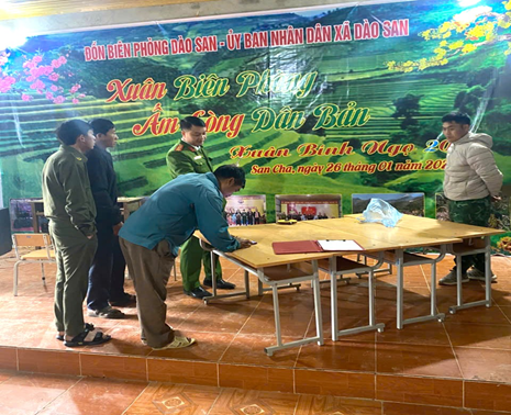 Thiếu tá Nguyễn Trung Lộc – Phó Trưởng Công an xã phối hợp, kiểm tra địa điểm bỏ phiếu