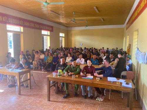 Lãnh đạo Công an xã lắng nghe ý kiến ban quản lý thôn.