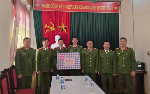 Đại tá Lê Anh Hưng - Phó Giám đốc Công an tỉnh thăm, chúc Tết, động viên cán bộ chiến sĩ Công an xã Mường Khoa