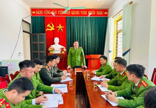 Đại tá Phạm Hải Đăng – Phó Giám đốc Công an tỉnh ghi nhận, biểu dương những nỗ lực và kết quả mà Công an xã Khun Há đạt được trong thời gian qua và giao nhiệm vụ cho Công an xã trước thềm năm mới