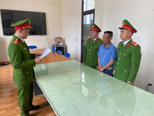 Công an xã Sin Suối Hồ tống đạt các Quyết định đối với Lã Như Duyên