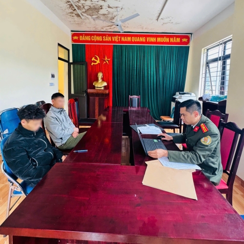 Cán bộ Phòng Quản lý xuất nhập cảnh làm việc với TVĐ