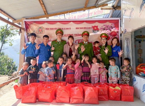 Toàn cảnh buổi trao quà tại điểm Trường Mầm non Suối Voi.